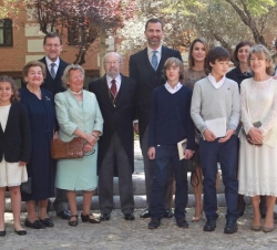 Fotografía de grupo de los Príncipes de Asturias con el presidente del Gobierno, el Premiado, José Manuel Caballero Bonald y su familia